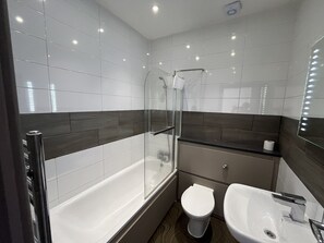 Bruser, hårtørrer, Sæbe, Toiletpapir