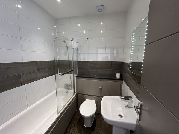 Bruser, hårtørrer, Sæbe, Toiletpapir