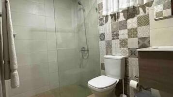 Secadora de cabello, toallas, jabón, papel de baño