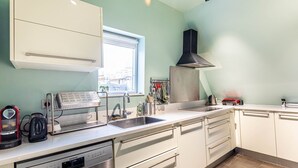 Kaffetrakter/tekoker, kjøleskap, ovn og oppvaskmaskin