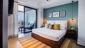 Un dormitorio moderno con una cama grande, un ventilador de techo y vistas al exterior.
