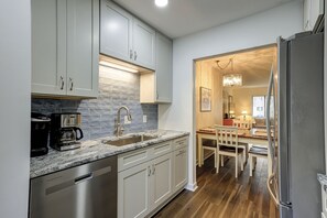 Kühlschrank, Mikrowelle, Herdplatte, Geschirrspüler