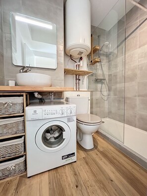 Dusche, Haartrockner, Handtücher, Toilettenpapier