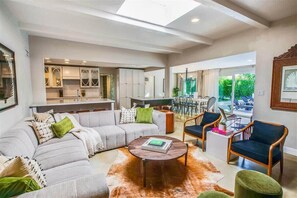 Televisie, tafelvoetbal en een kantoor