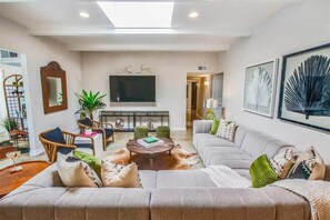 TV, fotballspill og kontorer