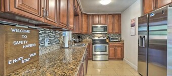 SunRay Stay ~ Heated Pool, Putting Green, & Patio