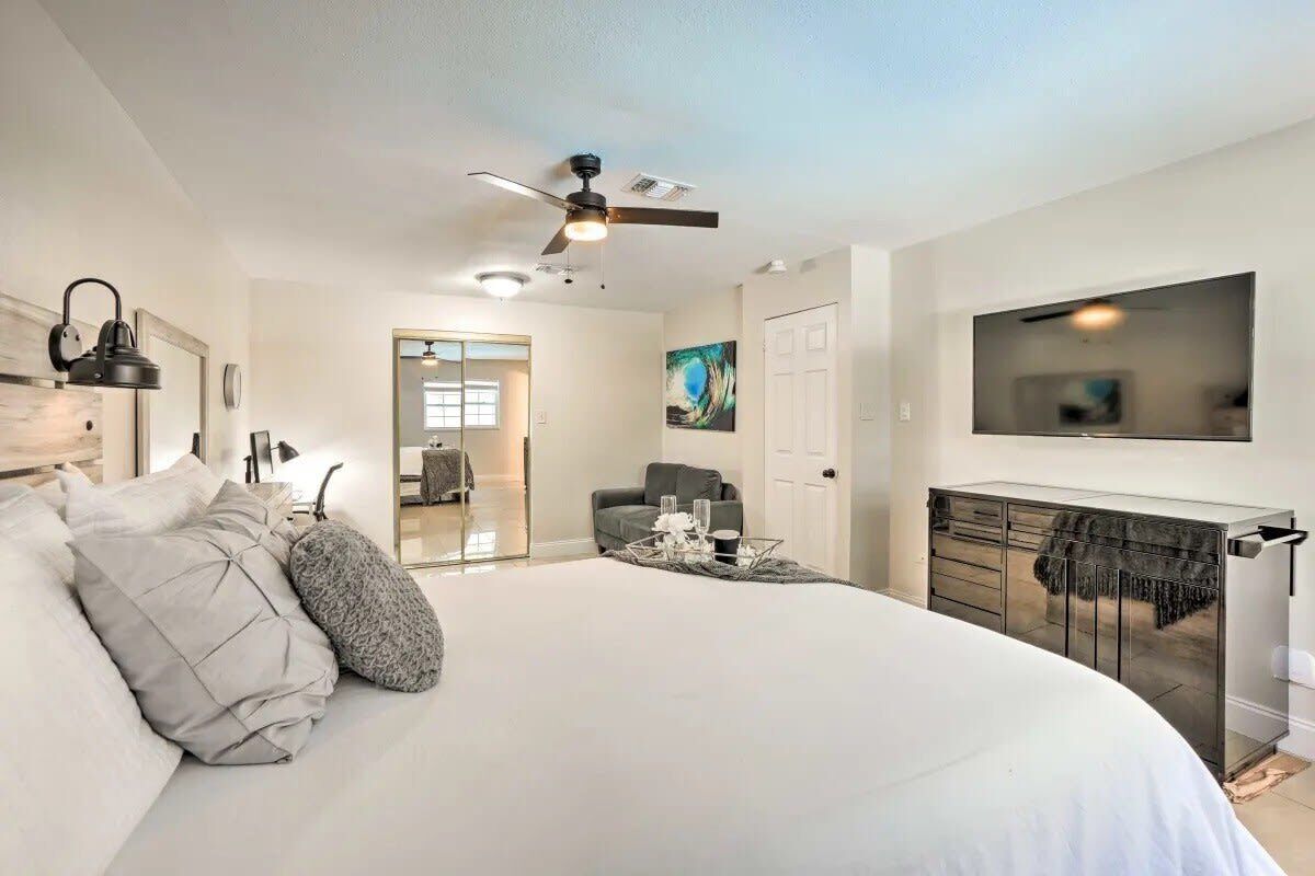 4 bedrooms, desk, iron/ironing board, travel crib