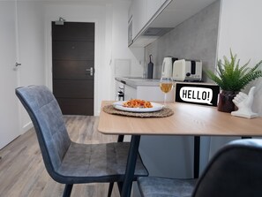 Studio, 1 Doppelbett | Essbereich im Zimmer