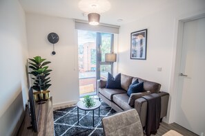 Apartment, 1 Schlafzimmer, Nichtraucher | Wohnbereich | 42-Zoll-Smart-TV mit Digitalempfang