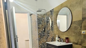 Doccia, asciugacapelli, bidet, asciugamani