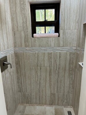 Een douche, een haardroger, handdoeken, zeep