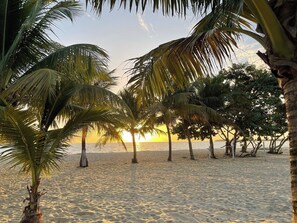 Na praia, espreguiçadeiras, toalhas de praia 