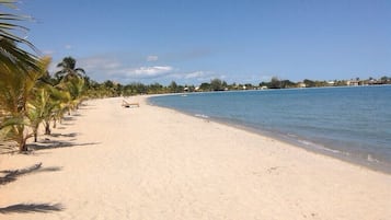 En la playa, camastros y toallas de playa