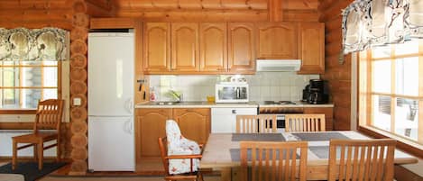Comfort Cottage | Private kitchen | Fridge, microwave, oven, stovetop