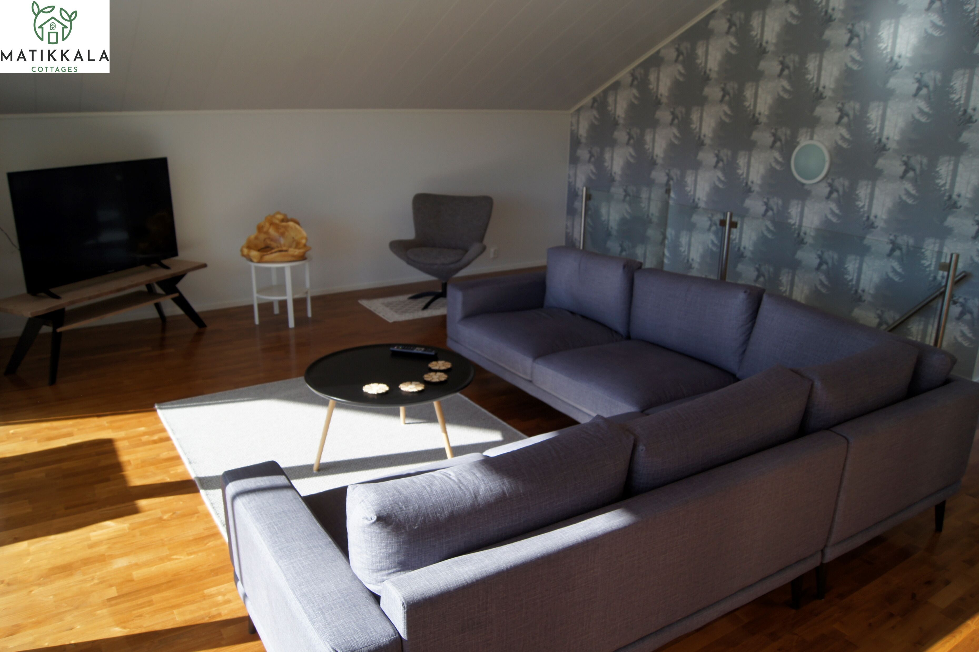 Villa Supérieure | Coin séjour | TV connectée de 32 pouces avec chaînes numériques, cheminée