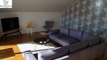 Villa Supérieure | Coin séjour | TV connectée de 32 pouces avec chaînes numériques, cheminée