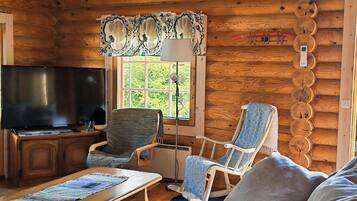 Cottage Confort | Coin séjour | TV connectée de 32 pouces avec chaînes numériques, cheminée