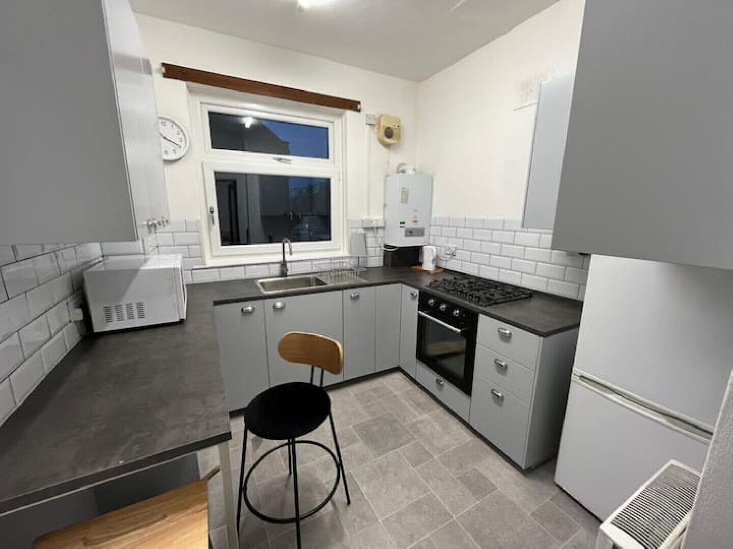 Kjøleskap, mikrobølgeovn, ovn og kokeplater