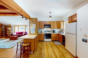 Refrigerador, microondas, horno y parrilla de estufa 