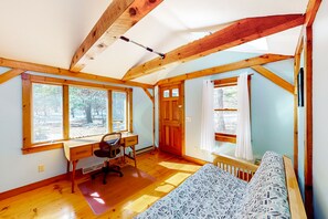 2 bedrooms, desk, Internet, bed sheets
