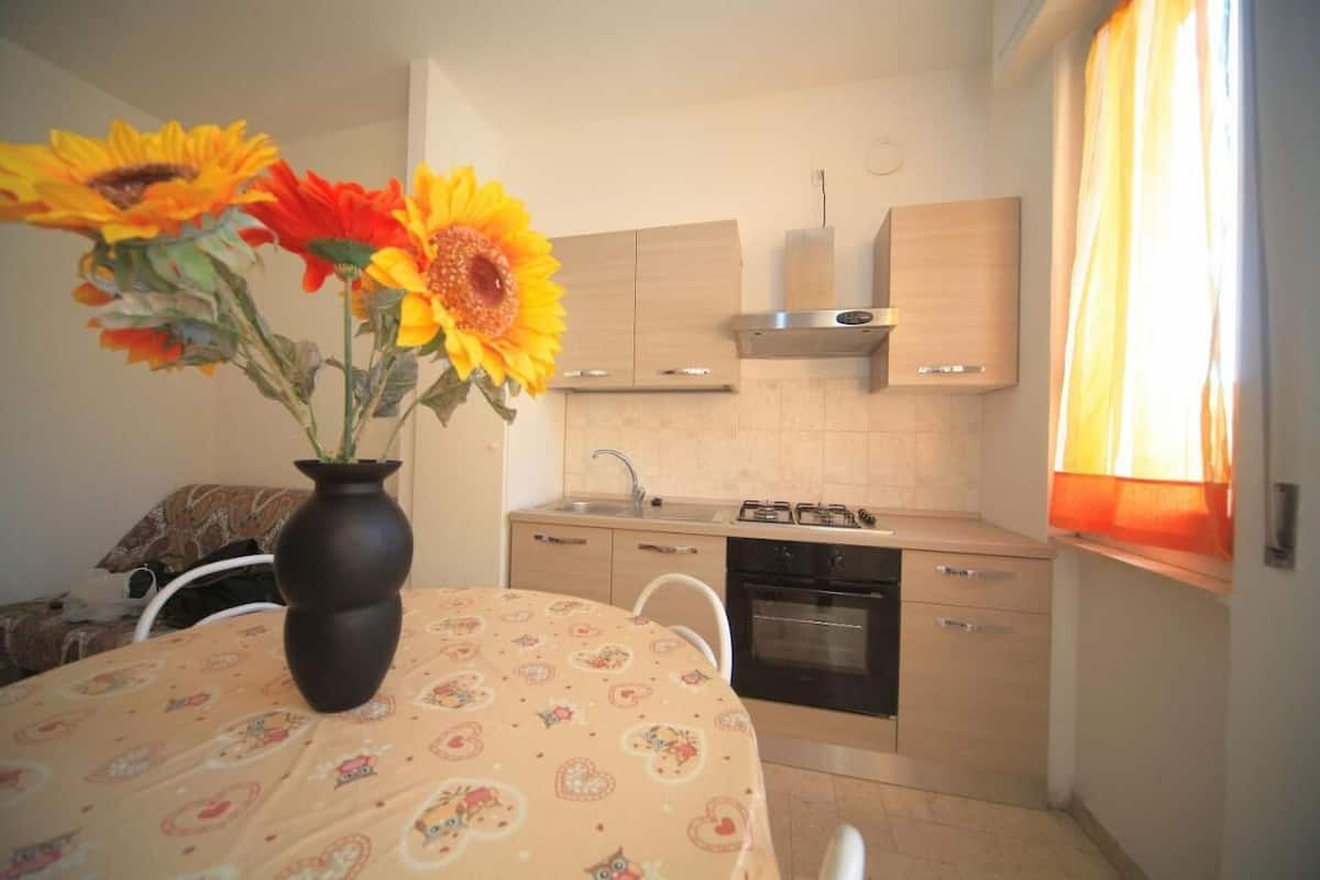 Appartement, 1 slaapkamer | Privékeuken | Een koelkast/vriezer, een magnetron, kookgerei, borden en bestek