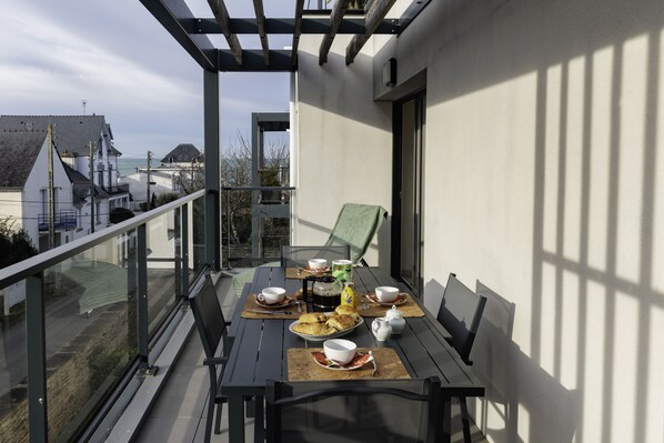 Outdoor dining - Bel Appartement Dans une Résidence Neuve Proche des Plages de Concarneau (Concarneau)