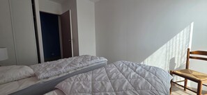 3 habitaciones y tabla de planchar con plancha 