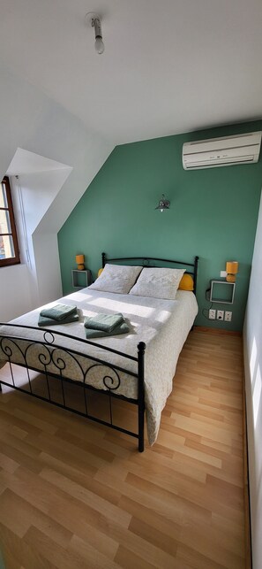 3 bedrooms, desk, iron/ironing board, travel cot