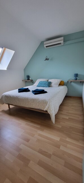 3 Schlafzimmer, Schreibtisch, Bügeleisen/Bügelbrett, Reisekinderbett