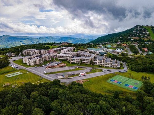 Condo skiing indoor pool hot tub sauna fitness WiFi on Beech Mountain