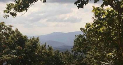 Condo skiing indoor pool hot tub sauna fitness WiFi on Beech Mountain