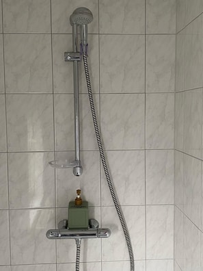 Een douche, een haardroger, handdoeken, zeep