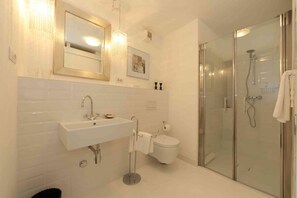 Dusche, Haartrockner, Handtücher, Seife