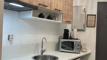 Kühlschrank, Mikrowelle, Herdplatte, Wasserkocher mit Kaffee-/Teezubehör