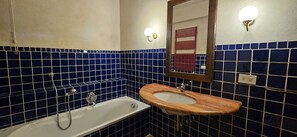 Douche, séchoir à cheveux, bidet, serviettes fournies