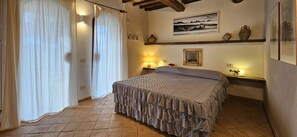 2 bedrooms, in-room safe, iron/ironing board, travel cot - Exclusive Farmhouse Pool & View of San Gimignano (Toscana)