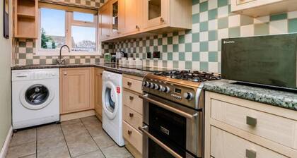 Sawyers Lodge is a charming flat, in a quiet cul-de-sac for up to 4 guests