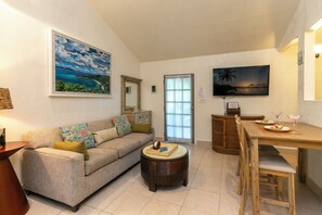 Smart TV, books - Seabreeze cottage with private  pool and sunset view (Cruz Bay)