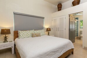 1 quarto, cofres nos quartos, ferros/tábuas de passar roupa
