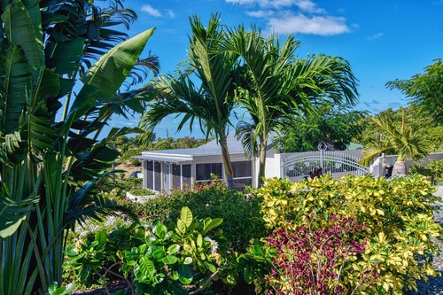 Seabreeze cottage with private  pool and sunset view