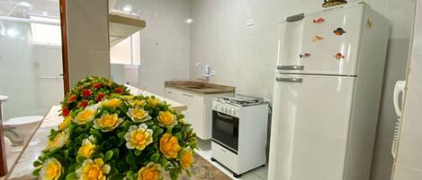 Appartement | Cuisine privée | Réfrigérateur, un four, vaisselle et ustensiles