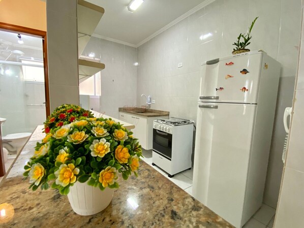 Apartment | Private kitchen | Fridge, oven, cookware/dishes/utensils - Residencial Texas (Praia Grande)