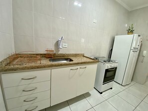 Apartment | Private kitchen | Fridge, oven, cookware/dishes/utensils - Residencial Texas (Praia Grande)