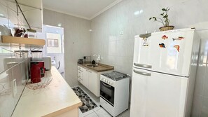 Apartment | Private kitchen | Fridge, oven, cookware/dishes/utensils - Residencial Texas (Praia Grande)