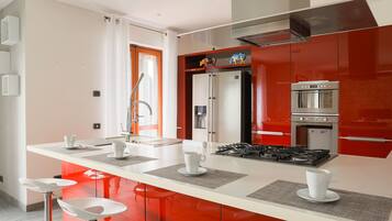 Apartamento | Cocina privada | Frigorífico grande, horno, placa de cocina y lavavajillas