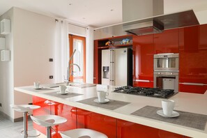 Apartment | Private kitchen | Full-sized fridge, oven, stovetop, dishwasher - 270 View (Faggeto Lario)