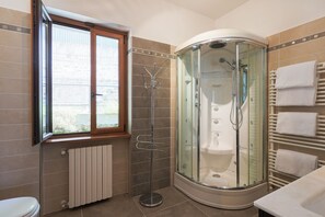 Appartement | Badkamer | Een aparte badkuip en douche, gratis toiletartikelen, een haardroger