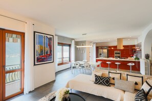 Apartment | Living area | 28-inch flat-screen TV with digital channels - 270 View (Faggeto Lario)