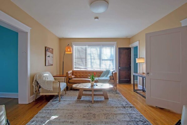 TV, offices - Bright & Airy Apartment w Massive Master Suite  (Wilmington)