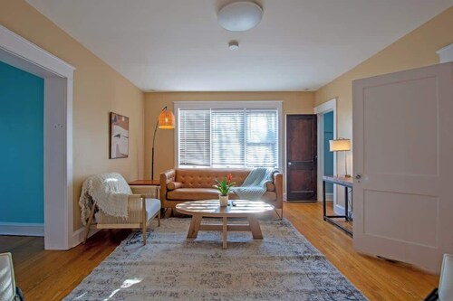 Bright & Airy Apartment w Massive Master Suite 